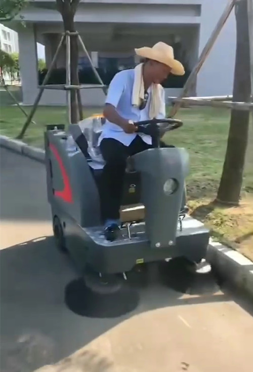 揚(yáng)子S5小型駕駛掃地車(圖1) 揚(yáng)子駕駛式掃地機(jī)