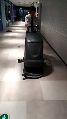 揚(yáng)子洗地機(jī)在商場(chǎng)(圖1) 揚(yáng)子洗地機(jī)在工廠