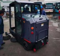 人工清掃效率低？用電動(dòng)掃地車